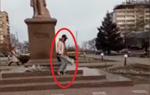 В Запорожской области девушка украла цветы, возложенные в память Героев Небесной Сотни (ВИДЕО)