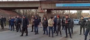 В Днепрорудном местные безоружные жители под крики “Путин-х-ло” развернули танки оккупантов (ВИДЕО)