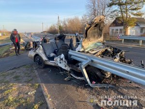 Салон оказался снаружи: в Запорожской области Chevrolet влетел в отбойник (ФОТО)