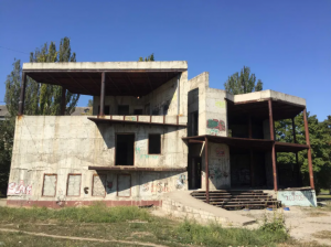Планировалось кафе: в Запорожье выставили на продажу недостроенное здание (ФОТО)