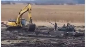 В сети показали видео, как российские танки застряли в грязи под Ростовом