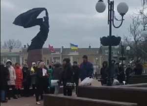 В центре оккупированного РФ Бердянска люди поют гимн Украины (ВИДЕО)