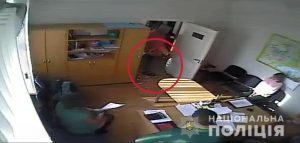 Дебошир облил пивом заммэра и сорвал совещание Запорожской области (ФОТО)