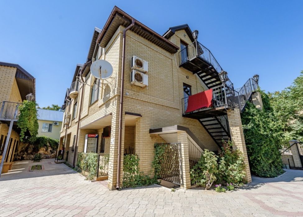 В центре Кирилловки продают 3-этажный отель за 620 тысяч долларов