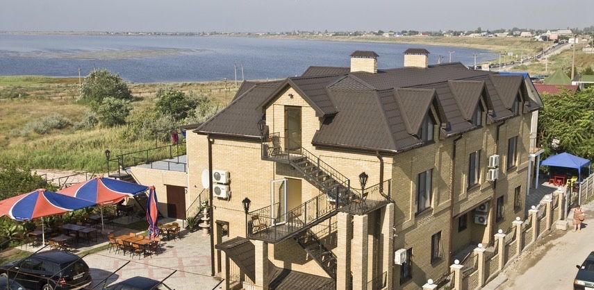 В центре Кирилловки продают 3-этажный отель за 620 тысяч долларов