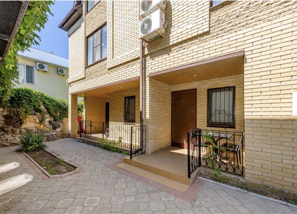 В центре Кирилловки продают 3-этажный отель за 620 тысяч долларов