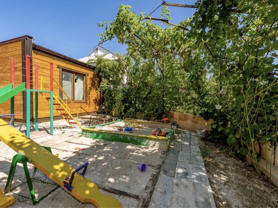 В центре Кирилловки продают 3-этажный отель за 620 тысяч долларов