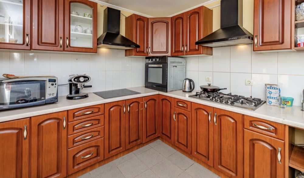 В центре Кирилловки продают 3-этажный отель за 620 тысяч долларов