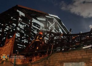 В Запорожье ночью горели 180 “квадратов” крыши жилого дома (ФОТО)