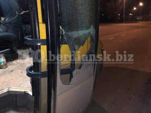ЧП в маршрутке в Запорожской области: мужчина выбил головой стекло (ФОТО)
