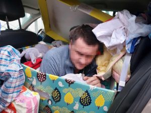 На кордоні виявили бейбі-бокс з дорослим чоловіком (ФОТО)