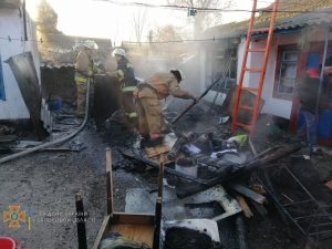 В Пологах вражеский снаряд попал в частный двор и вызвал пожар (ФОТО)