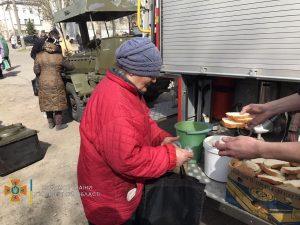 Спасатели ГСЧС организовали полевую кухню в оккупированном Токмаке (ФОТО)
