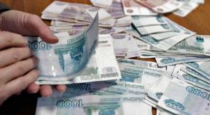 Оккупанты раздают пенсионерам в Геническе по 10 000 рублей наличными