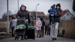 Прошли 45 километров: семья с тремя детьми пешком покинула Пологи
