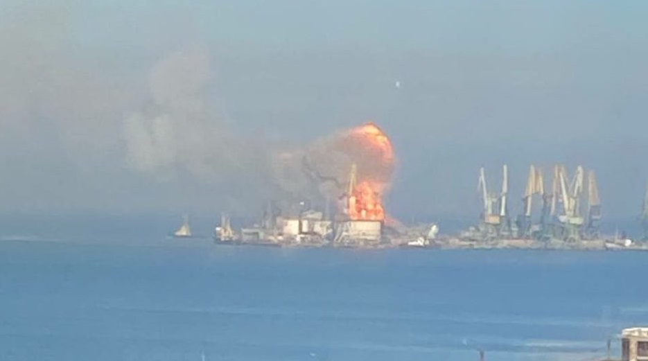 В оккупированном Бердянске с утра слышны взрывы в порту (ФОТО, ВИДЕО)