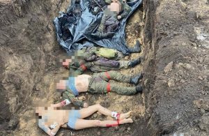 В Украине российских солдат хоронят в братских могилах (ФОТО, 18+)