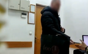 33-річний українець на камеру дав прикордонникам хабаря (ВІДЕО, ФОТО)