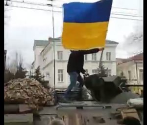 В Херсоне  патриоты вылезли с флагом Украины на БТР “второй армии мира” (ВИДЕО)