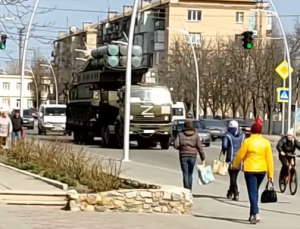 В Мелитополе жители зафиксировали перемещение вражеского ЗРК “Викинг” (ВИДЕО)