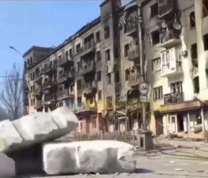 Эвакуировавшиеся мариупольцы показали, что осталось от их города (ВИДЕО)