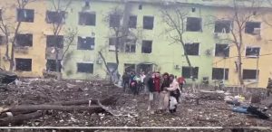 Видео последствий жуткого обстрела роддома и детской больницы в Мариуполе