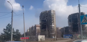 В сети показали, как колонны авто покидают разрушенный Мариуполь (ВИДЕО)