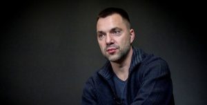 Арестович призывает не паниковать из-за “массированного ночного обстрела всей Украины” (ВИДЕО)