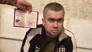 Українські військові взяли в полон високопоставленого офіцера РФ, який носив білизну та носки з відмітками ЗСУ (ВІДЕО)