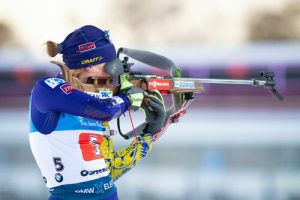 Сменила биатлонную винтовку на автомат: ряды украинских пограничников пополнила участница двух Олимпийских игр (ВИДЕО)