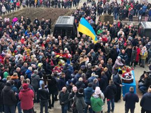 В Енергодарі тисячі людей вийшли попрощатися з захисниками АЕС (ФОТО)