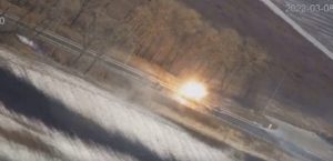 Эффектное видео уничтожение российских танков на марше “Байрактарами” и артиллерией