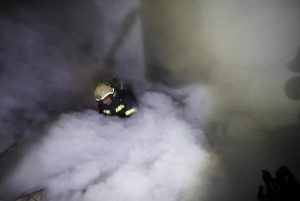 У Києві збили ворожу ракету: залишки потрапили у приватну садибу, зайнялася пожежа (ФОТО)