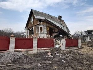 Російські окупанти обстріляли житлові будинки на Чернігівщині (ФОТО)