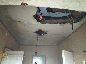 На Запоріжжі внаслідок артобстрілу фосфорними бомбами загорівся будикок (ФОТО)
