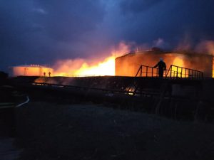 Вночі окупанти обстріляли завод та нафтобазу на Дніпропетровщині