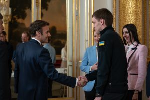 Президент Франції зустрівся зі звільненим з полону РФ мером Мелітополя (ФОТО)