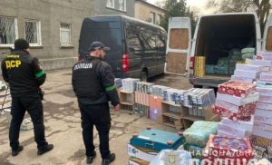 На Запоріжжі гумвантаж виявився контрабандою цигарок (ФОТО)