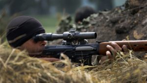 У Мелітополі невідомий снайпер розстріляв авто з російськими окупантами (ВІДЕО)