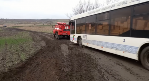 На Запоріжжі рятувальники відбуксували 21 автобус зі складу трьох гумколон (ВІДЕО)
