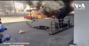 Опубликовано видео первых минут после взрыва российской ракеты на вокзале Краматорска