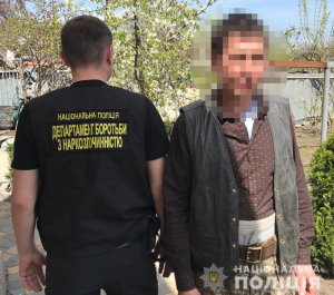 На Запоріжжі поліція вилучила у місцевого жителя близько 1 кг наркотиків та боєприпаси (ФОТО)