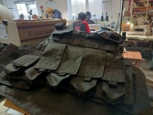 Як в Запоріжжі волонтери з “нуля” виготовляють бронежилети (ФОТО, ВІДЕО)