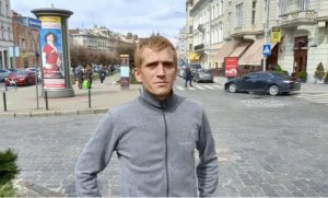 Чоловік проплив 4 кілометри крижаним морем, щоб втекти з Маріуполя