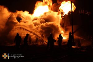 У ДСНС опублікували фото наслідків ракетного удару на Дніпропетровщині