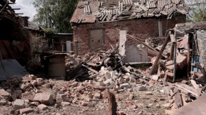 На Запоріжжі чоловік після кожного обстрілу знову і знову лагодить будинок (ВІДЕО, ФОТО)