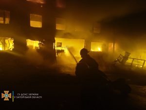 В Запорожье спасатели ликвидировали пожар и предотвратили взрыв (ФОТО)
