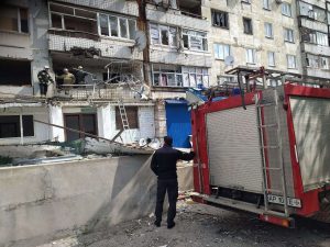 Наслідки обстрілу багатоповерхівки в Оріхові (ФОТО)