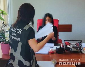 У Запоріжжі чиновниця міськради брала участь у дерибані землі, – поліція (ФОТО)