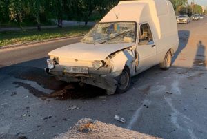 В Запорожье водитель без документов врезался в бетонную плиту (ФОТО)